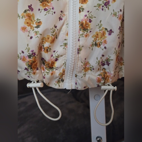 Wild Fable Cropped Floral Print Hoded Zip Up Windbreaker Jacket Sz M Cream - Picture 7 of 11